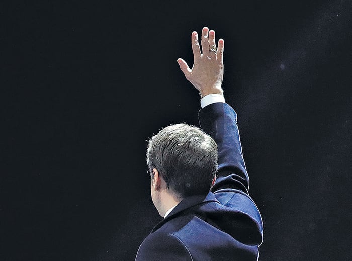 Macron saluda a sus seguidores en el Louvre, en la noche electoral.