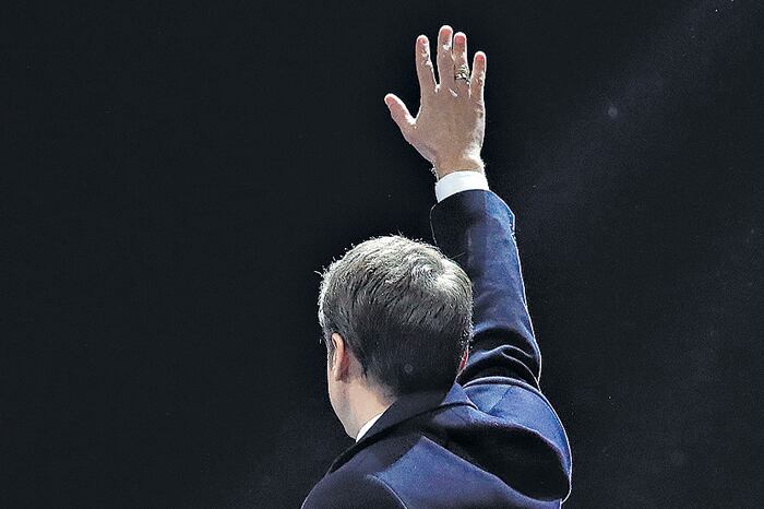 Macron saluda a sus seguidores en el Louvre, en la noche electoral.