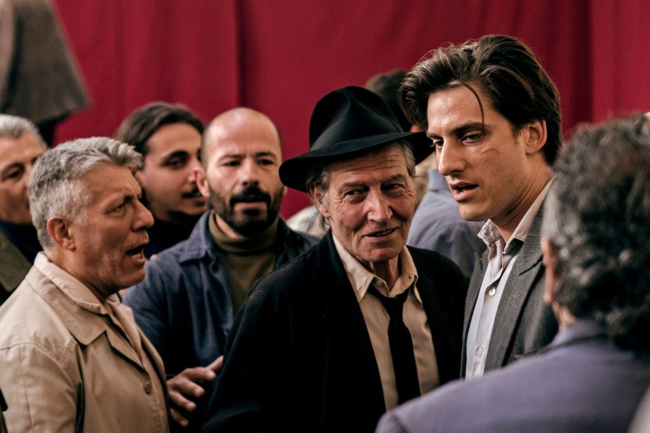 Marcello trasladó su adaptación a las calles y los muelles de Nápoles, allí donde se siente en casa y conoce los rostros y los cuerpos de su gente.