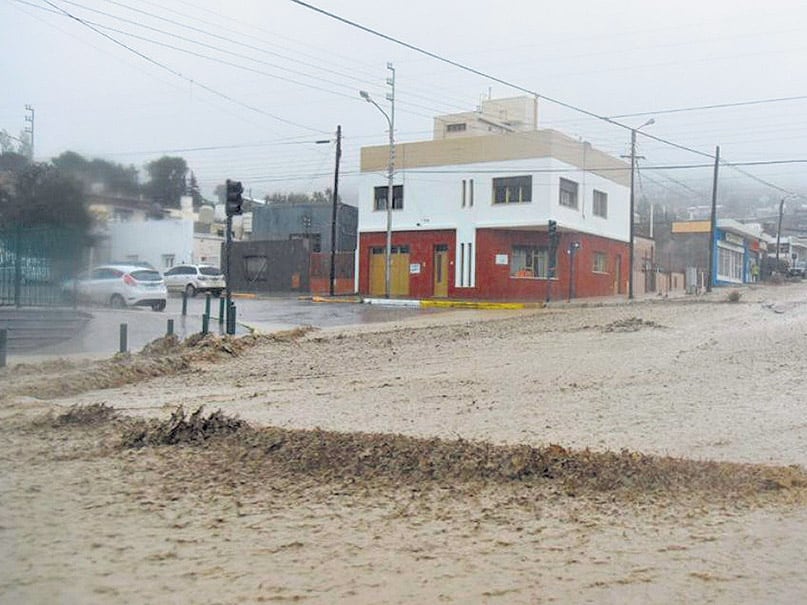 Las calles de Comodoro Rivadavia se convirtieron en ríos de barro y malezas.