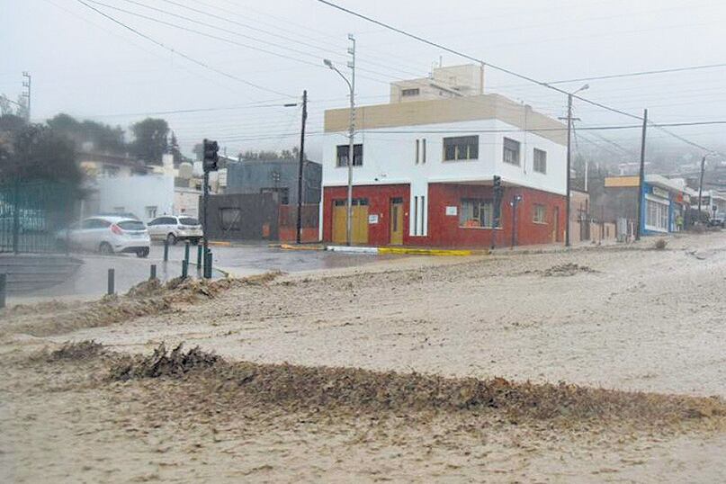 Las calles de Comodoro Rivadavia se convirtieron en ríos de barro y malezas.