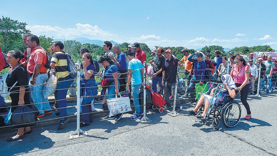 Migrantes venezolanos cruzan el puente Simón Bolívar hacia Cúcuta, Colombia.