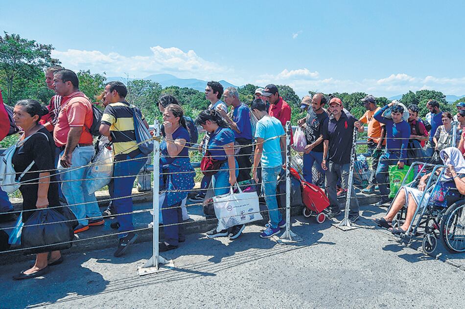 Migrantes venezolanos cruzan el puente Simón Bolívar hacia Cúcuta, Colombia.