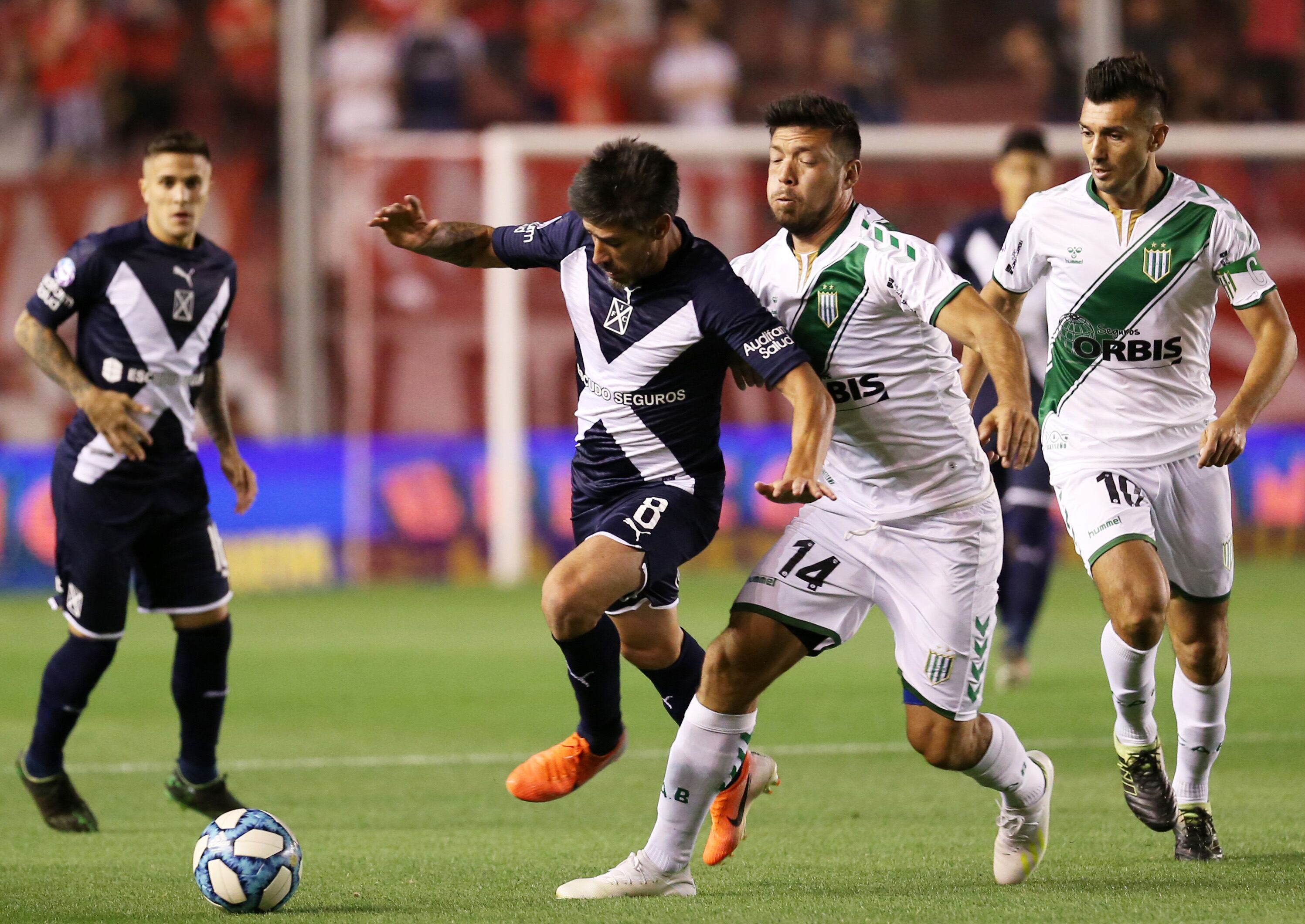 Pablo Pérez escapa de la marca de Vittor. El Rojo cayó de local ante el Taladro.