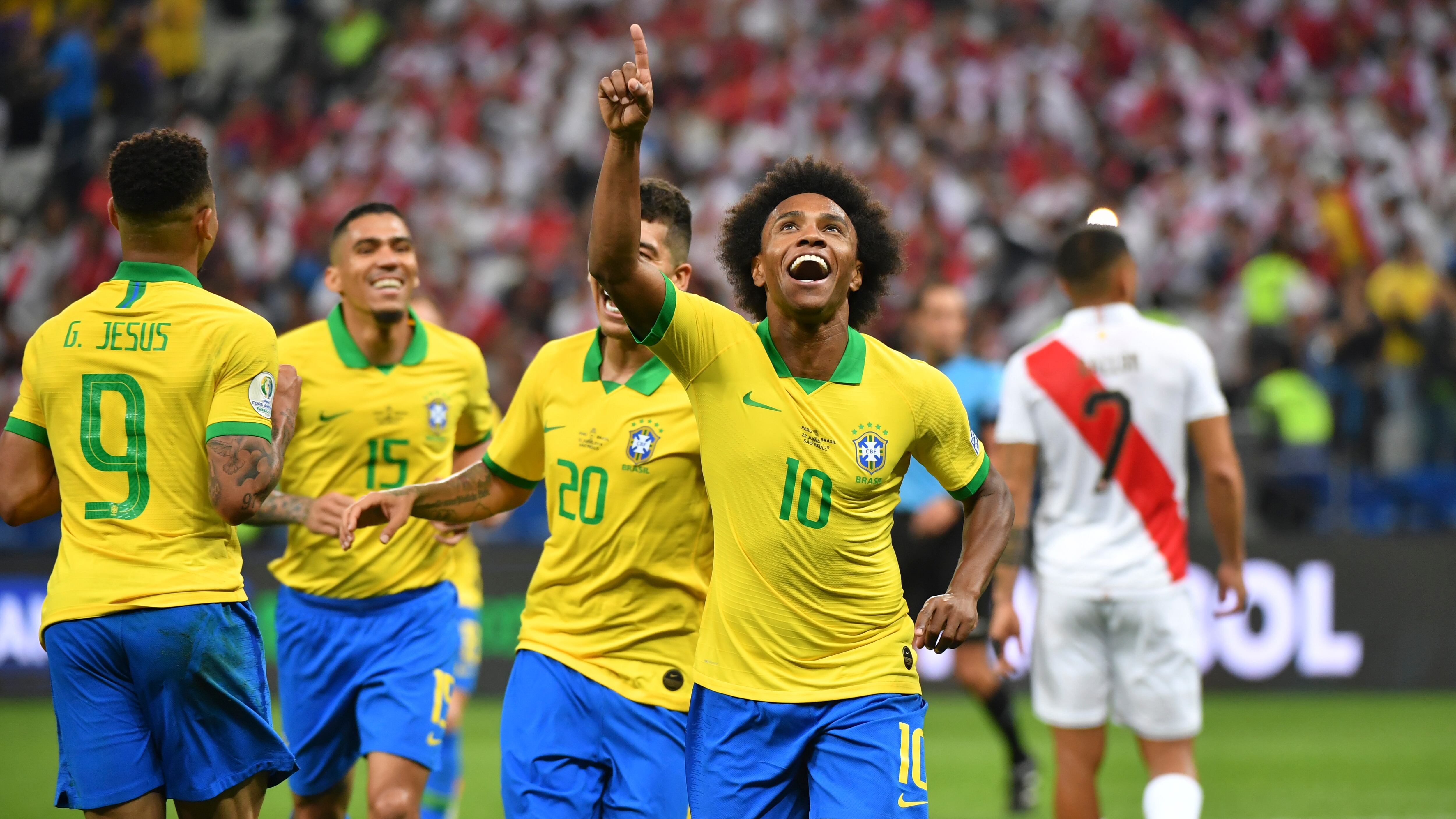 Willian festeja el quinto de la goleada de Brasil a Perú.