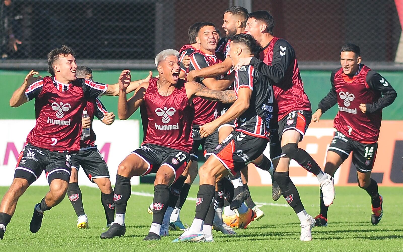 Los jugadores de Chacarita en el momento del festejo.