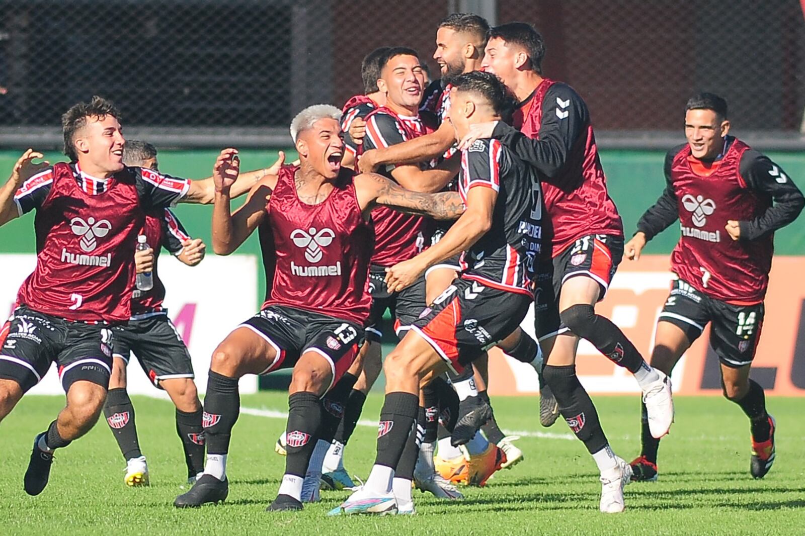 Los jugadores de Chacarita en el momento del festejo.