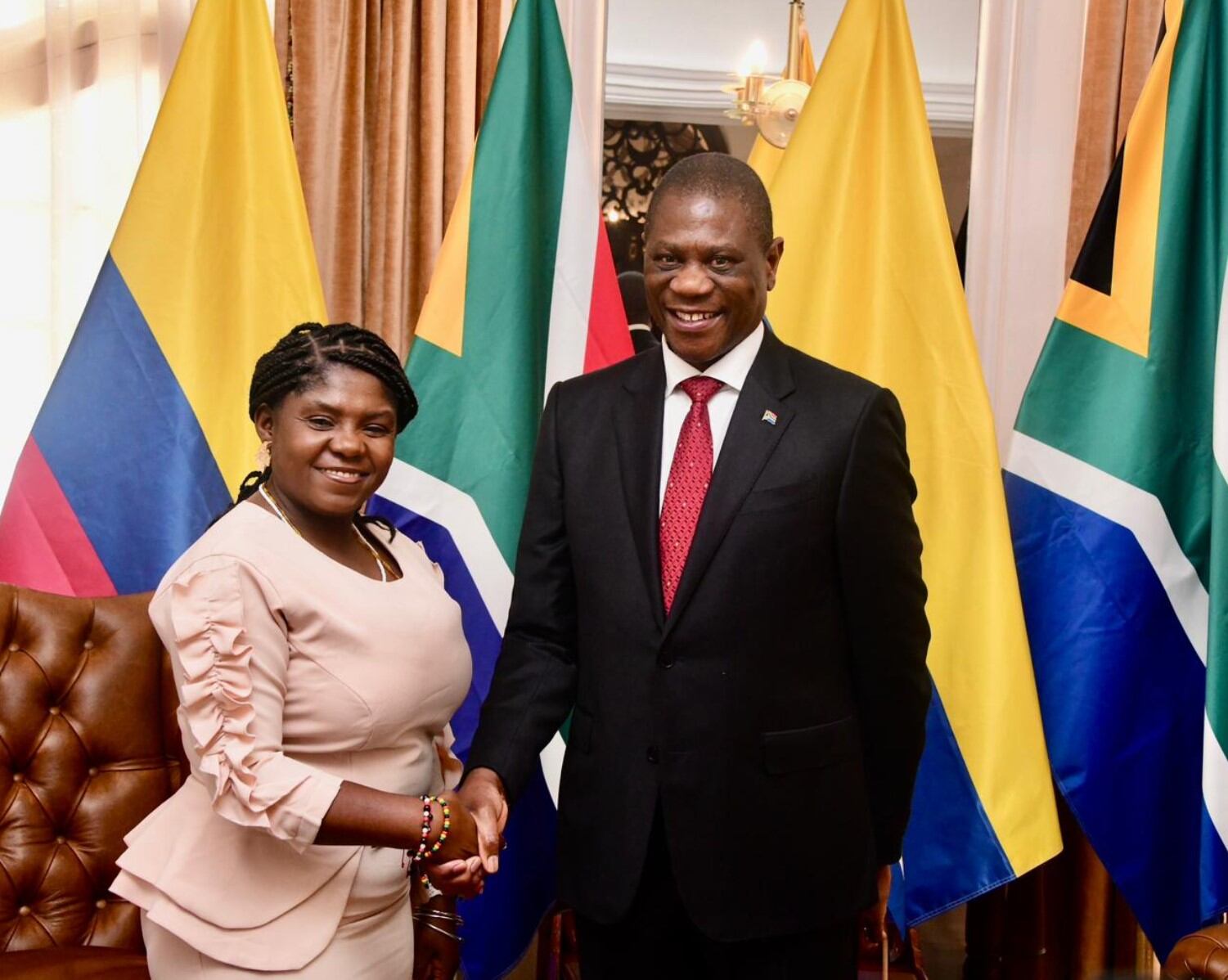 La vicepresidenta de Colombia, Francia Márquez Mina, junto a su homólogo sudafricano, Paul Mashatile.