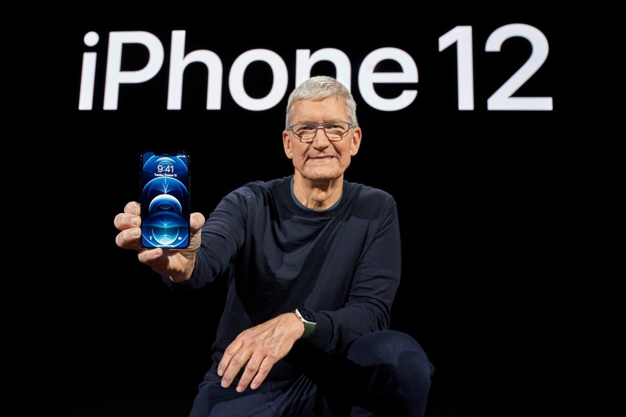 Tim Cook, director ejecutivo de Apple, con el nuevo producto.
