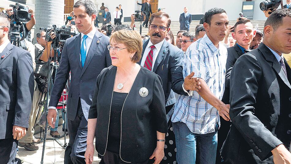 La ex presidenta chilena se reunió con Maduro y con Guaidó.