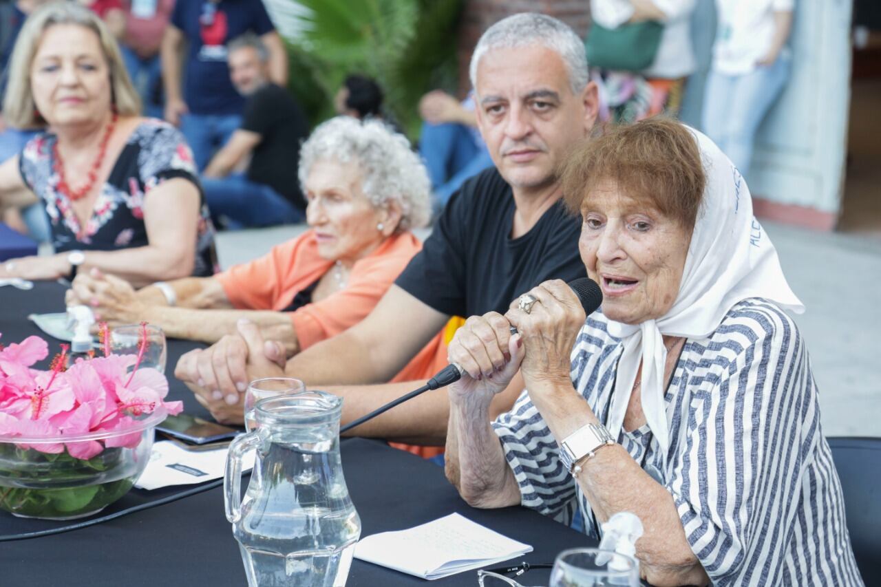 Taty Almeida hablando durante el encuentro federal.