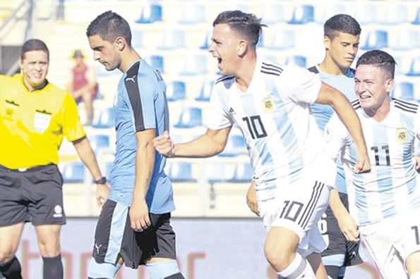 Gonzalo Maroni festeja el segundo gol del Sub 20, que llegó tras una buena jugada colectiva.