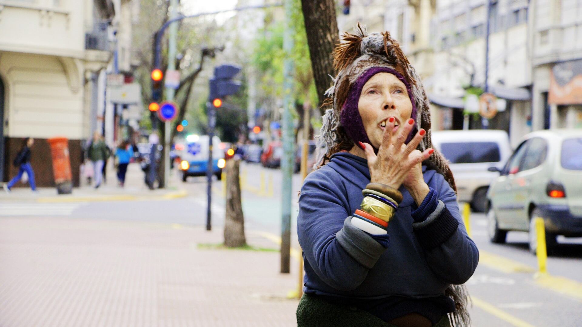 Marta Buneta hace que canta y presenta también sus coreografías.