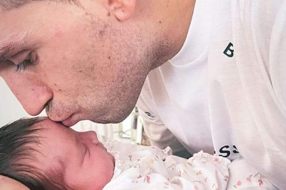 La tierna imagen del mejor arquero de la Copa América y su hija.