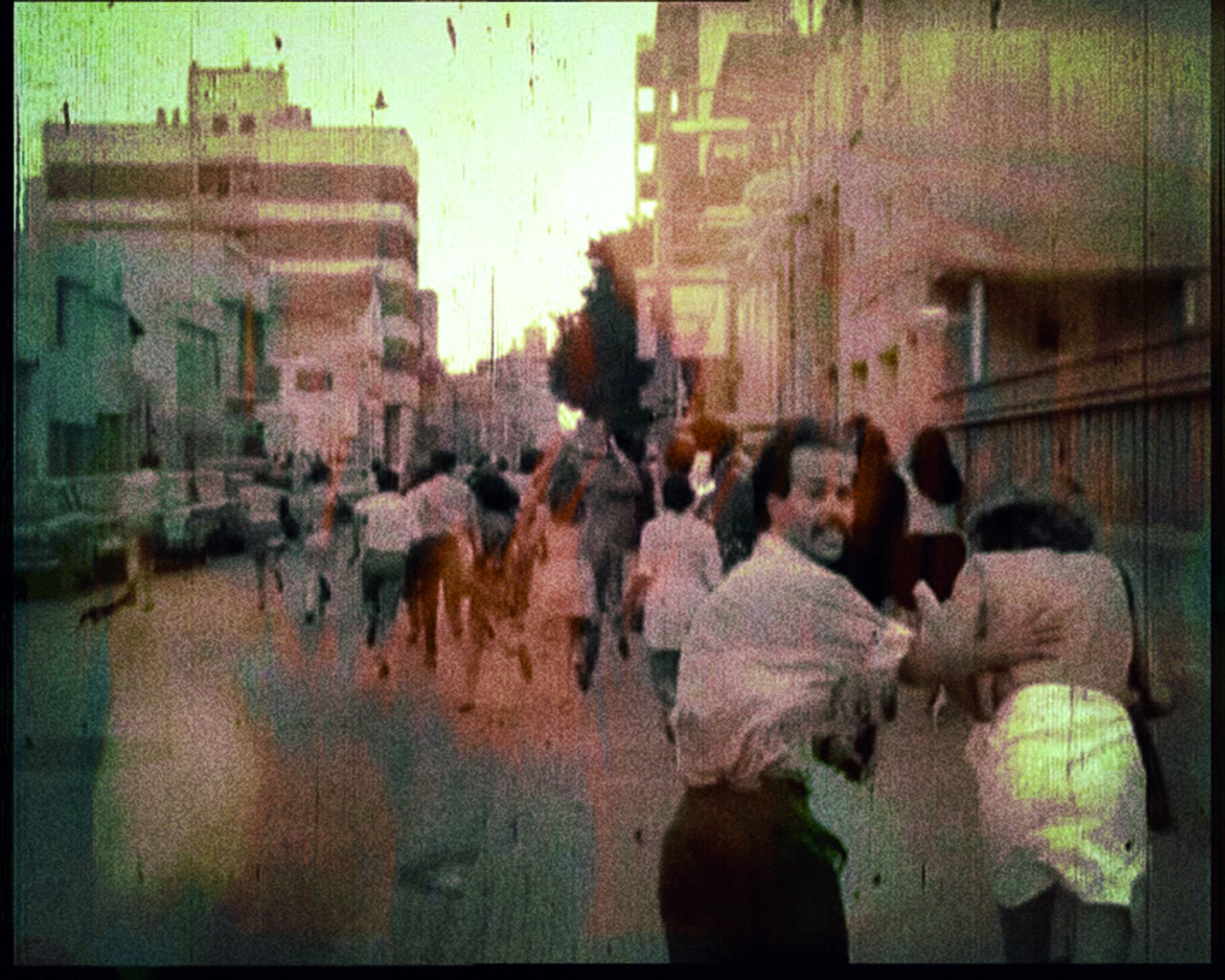 Fotograma en el que se ve a Eduardo Garat, desaparecido, intervenido por su hija Florencia.