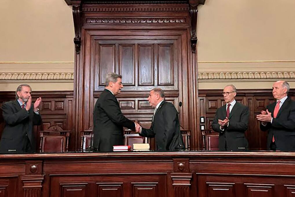 El titular de la Corte y del Consejo, Horacio Rosatti, saluda al nuevo consejero Luis Juez, mientras aplauden los demás supremos.