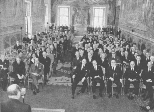 Los miembros argentinos del COI Ricardo C. Aldao y Horacio Bustos Morón en la inauguración de la reunión de Roma en 1949 (tercero y cuarto desde la izquierda en la primera fila de la derecha).
