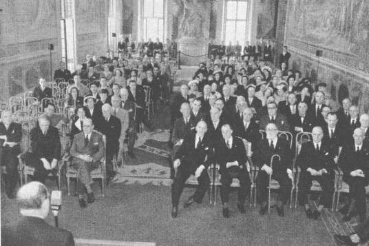 Los miembros argentinos del COI Ricardo C. Aldao y Horacio Bustos Morón en la inauguración de la reunión de Roma en 1949 (tercero y cuarto desde la izquierda en la primera fila de la derecha).
