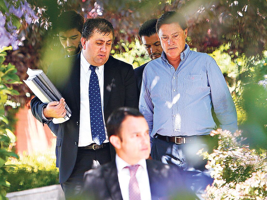 El ministro de la Corte de Apelaciones de Santiago, Guillermo de La Barra (izq.), llegó a la casa de Lucía Hiriart en una de las zonas más ricas de Chile.