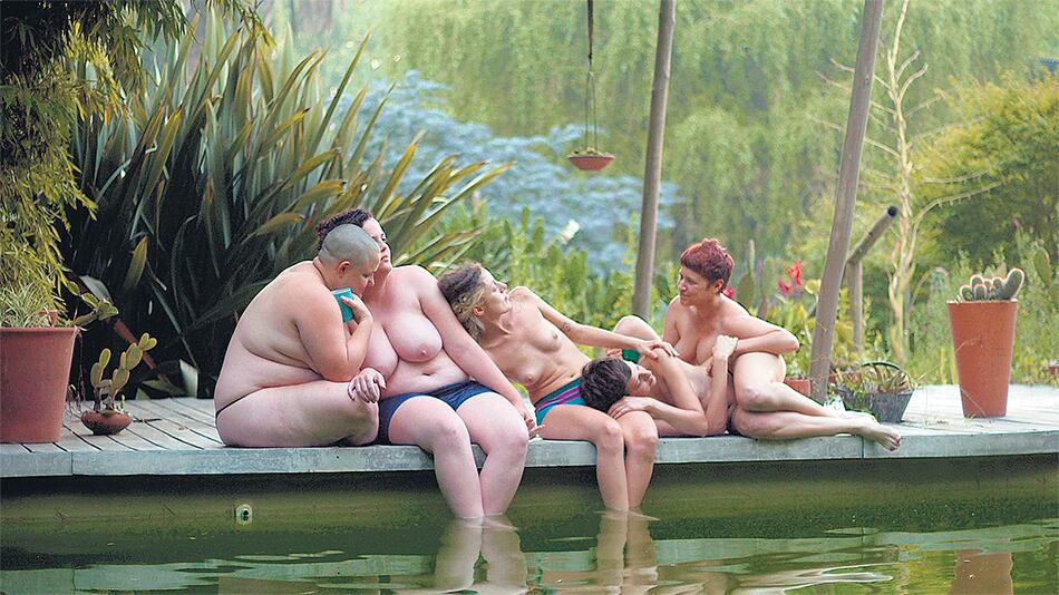 Actrices no profesionales y otras con extensa experiencia teatral confluyen en Las hijas del fuego.