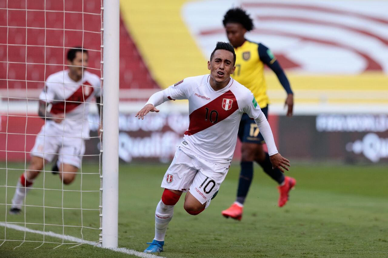 Christian Cueva celebra tras anotar el primer gol en Quito.