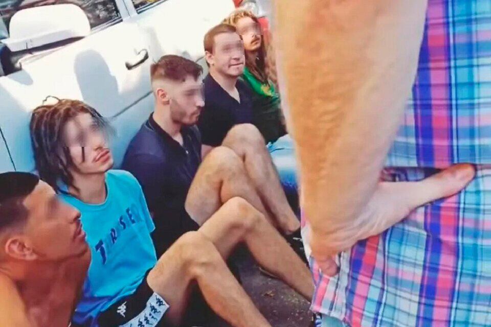 Los acusados de la violación al momento de la detención.