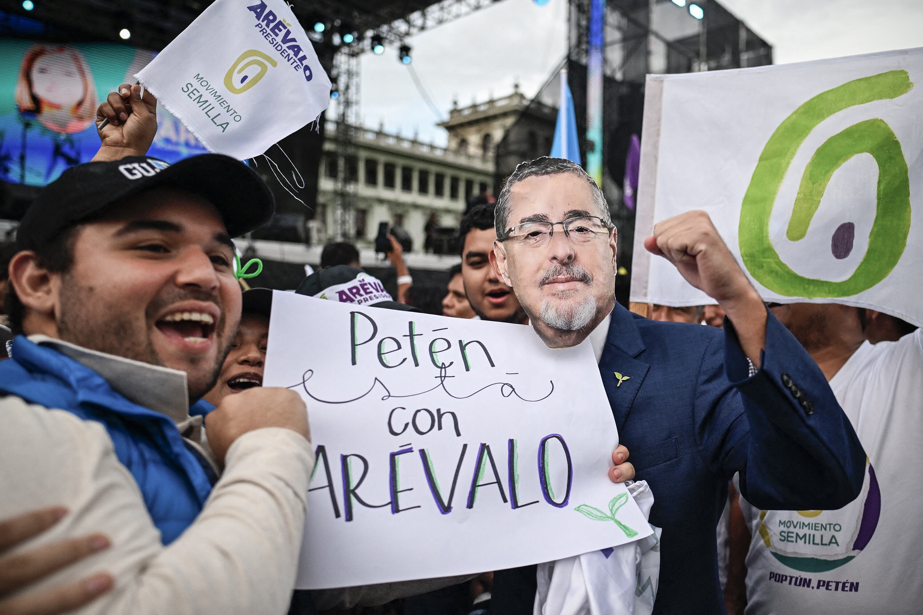 Los partidarios de partido Semilla en campaña.