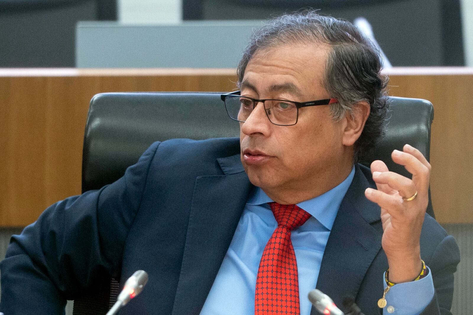 Gustavo Petro asediado por varios frentes.