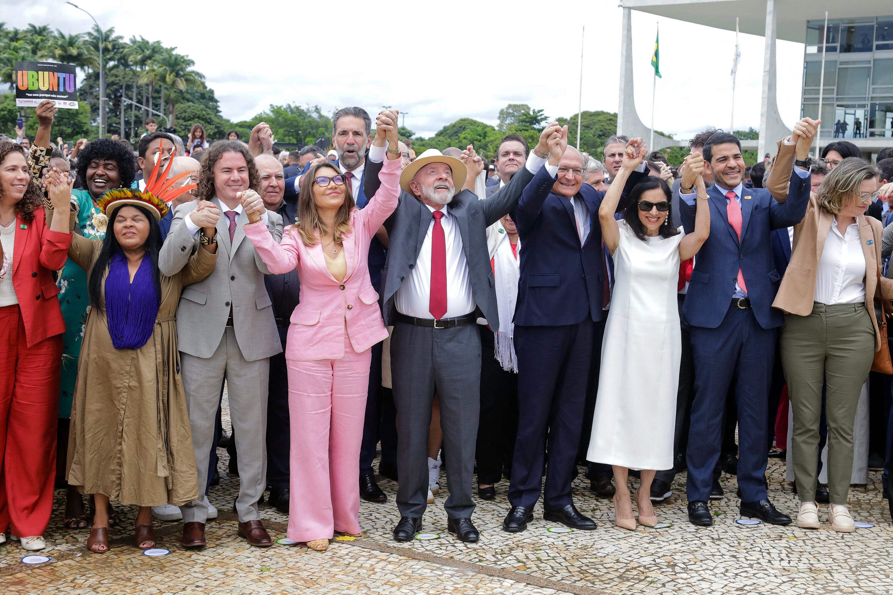 Lula (centro) en la ceremonia en memoria del asaltogolpista a la Plaza de los Tres Poderes.