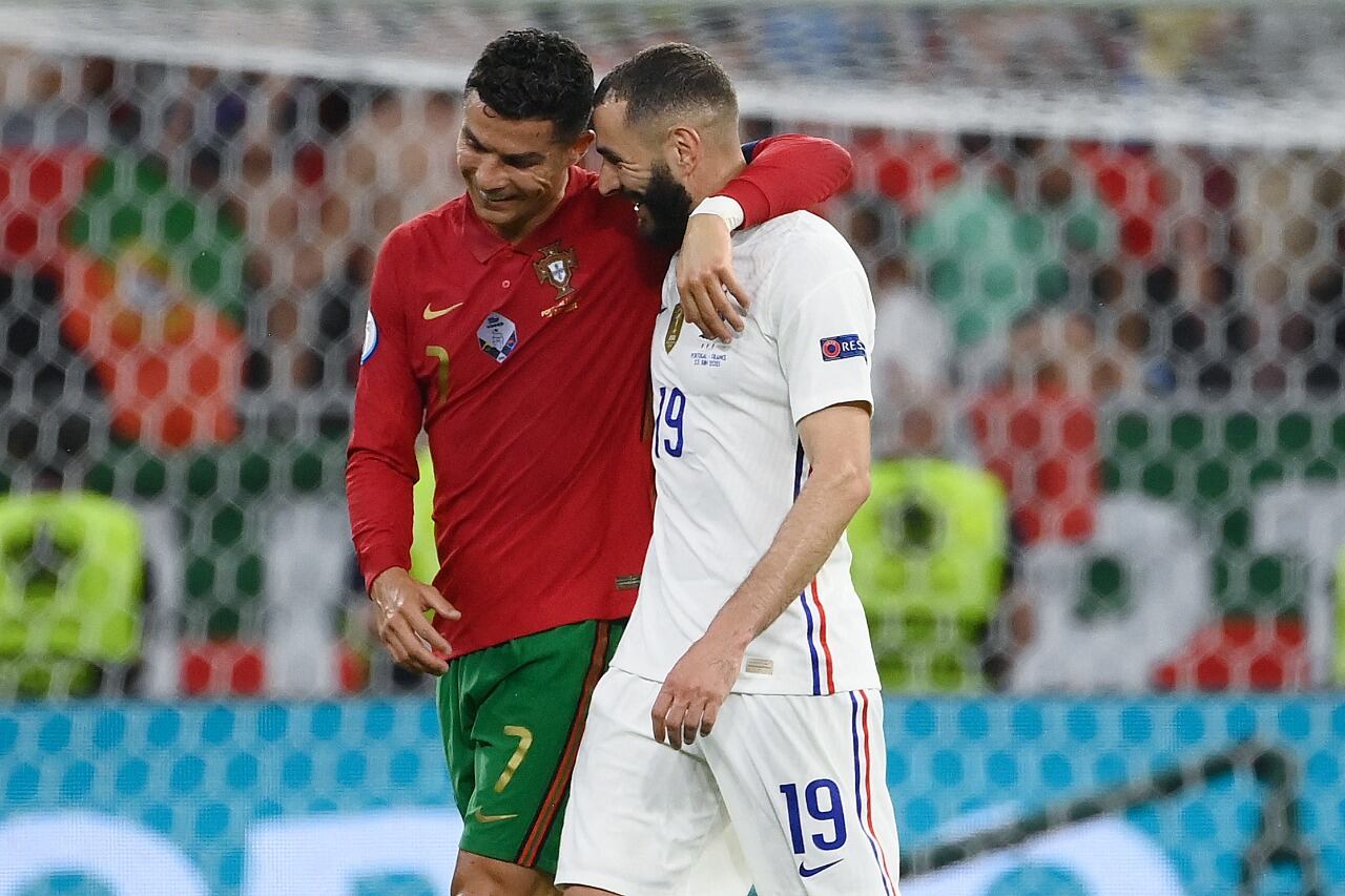 El abrazo de Cristiano y Benzema, signo de un empate que les vino bien a los dos