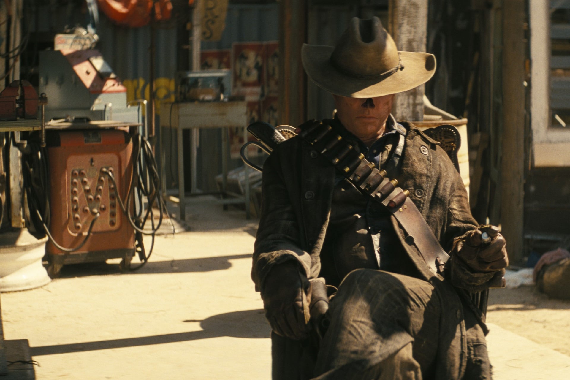 "Si te fijás, hubo historias sobre el fin del mundo en cada generación. Lo inherente a Fallout es su humor subversivo", dice Goggins