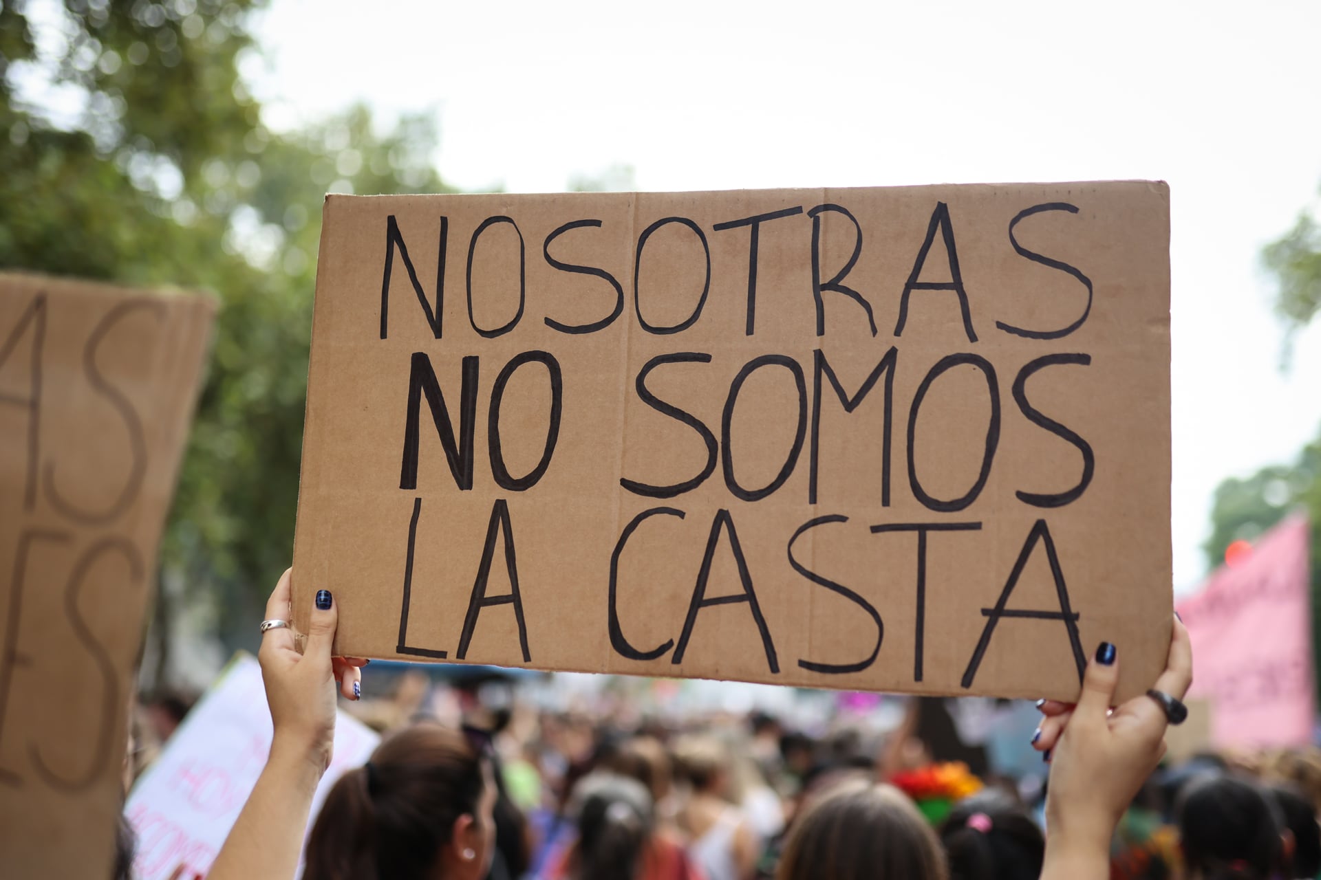 Un cartel en la manifestación del 8 de marzo de este año, después de la eliminación del Ministerio de Mujeres, Género y Diversidad.