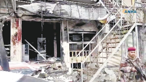 Así quedó el restaurante en Manbech luego de que un terrorista suicida se hizo explotar.