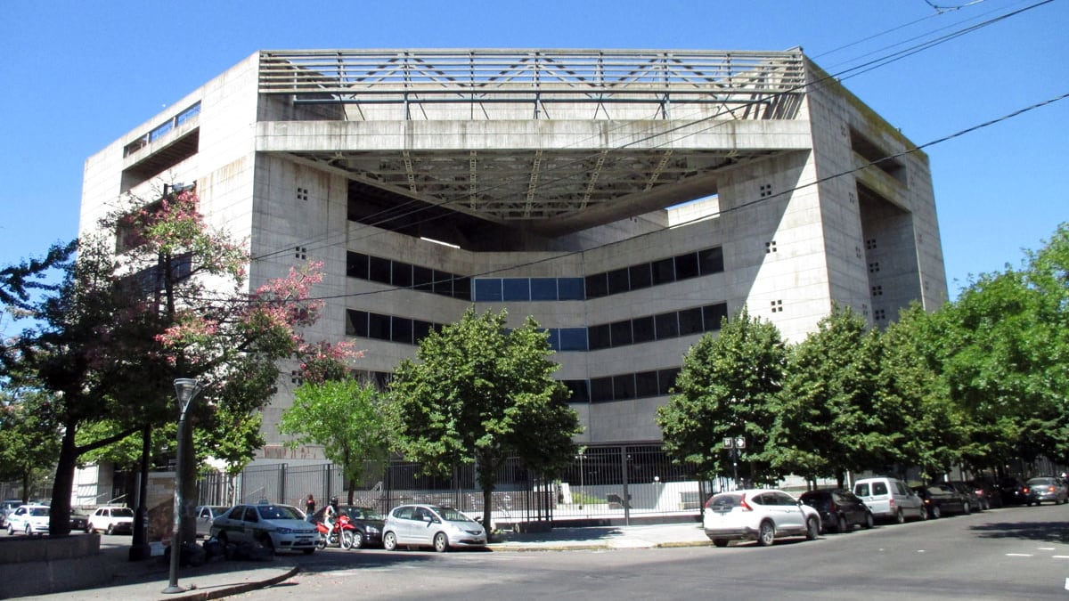 El Teatro acumula un sinfín de problemas edilicios y artísticos.