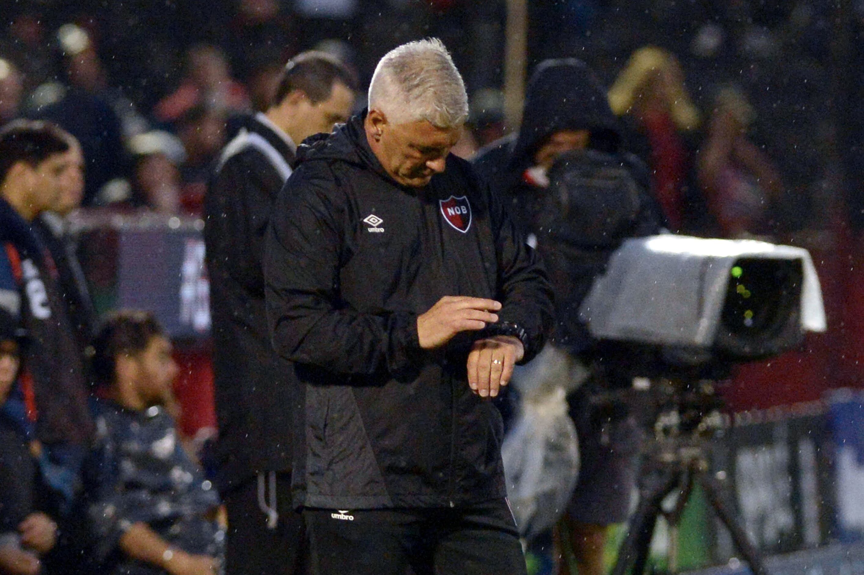 De Felippe no renunció tras perder el clásico y anunció que se quedaba hasta fin de año.