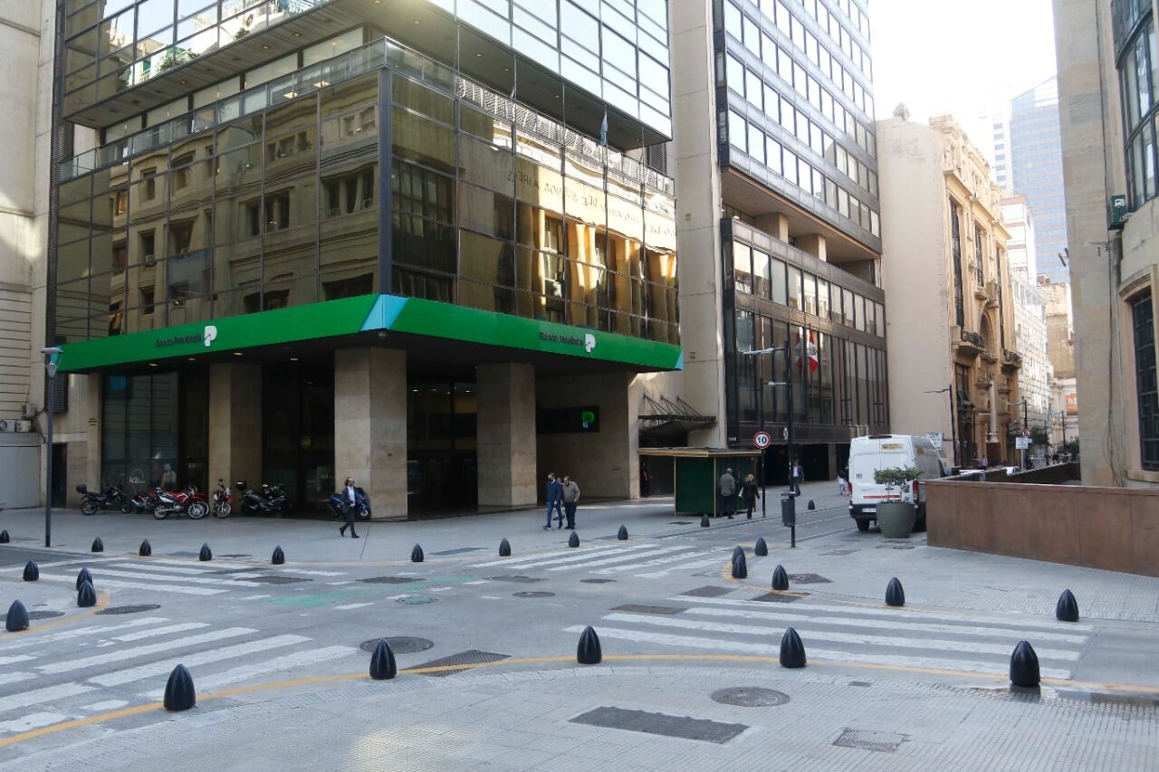 Mitre y San Martín, un lunes en horario de oficina: una postal impensada antes de la pandemia.