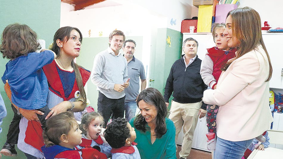 Vidal y Stanley se sacaron una foto de campaña en un centro infantil.