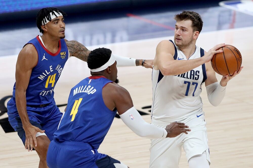 Doncic lideró a los Mavericks a un gran triunfo ante Denver Nuggets.