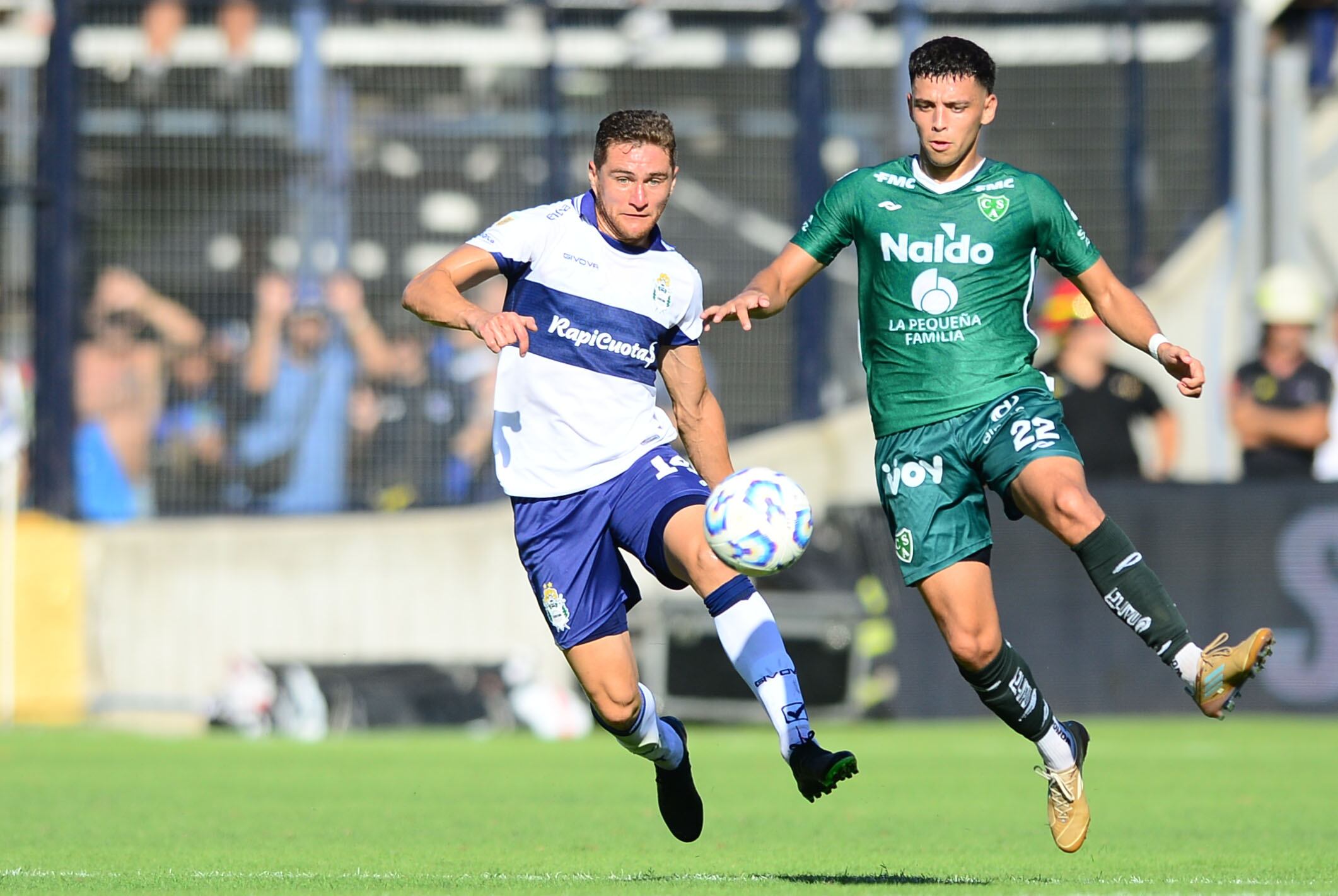 Burgoa intenta llevarse la pelota ante Lucas Castro