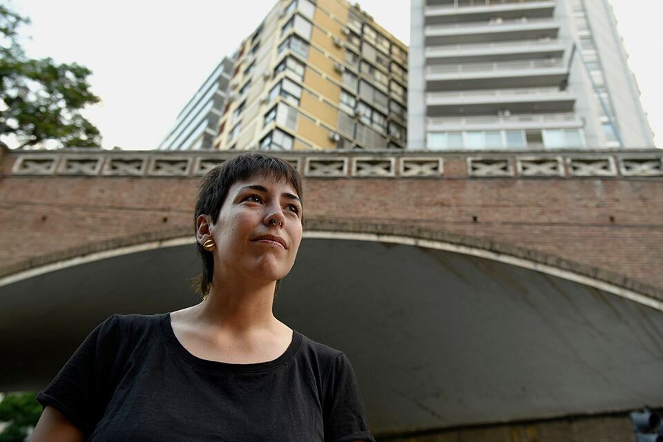 Ainelén Bertotti Burket, la artista que pone a bailar grúas. 