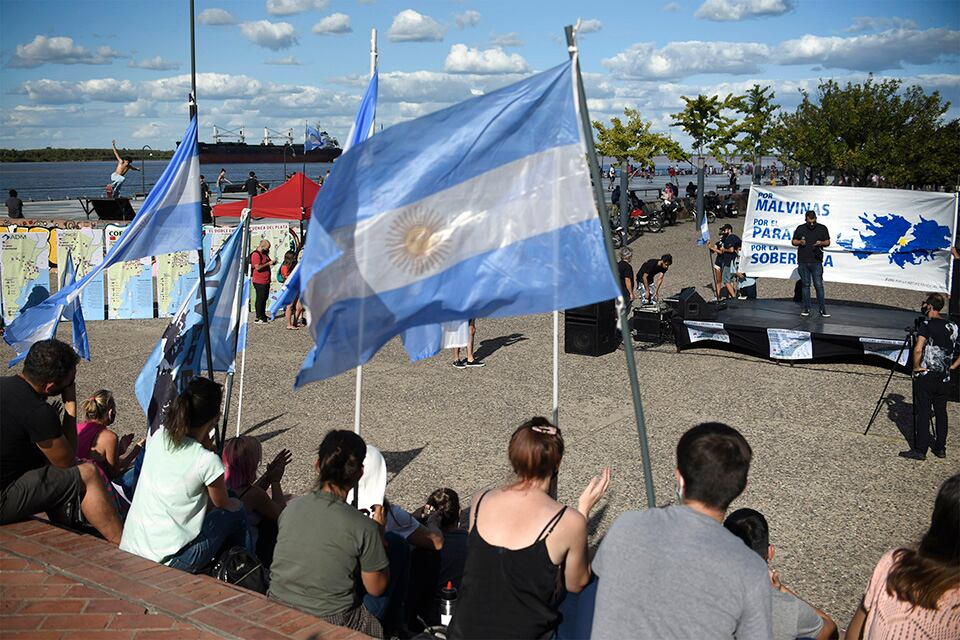 El acto de ayer en las escalinatas del Parque España.