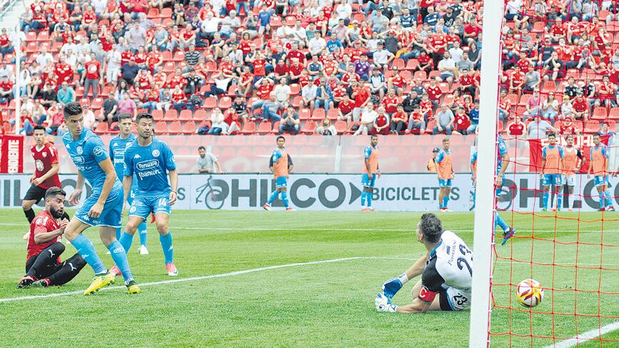 n La pelota viaja al fondo de la red sin que el esfuerzo de Rigamonti pueda impedirlo.