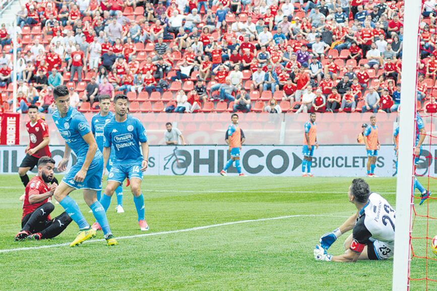 n La pelota viaja al fondo de la red sin que el esfuerzo de Rigamonti pueda impedirlo.