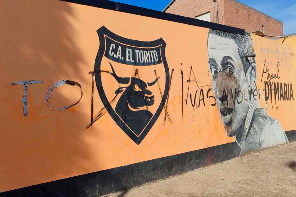 El mural vandalizado en el club infatil donde jugó Di María. 