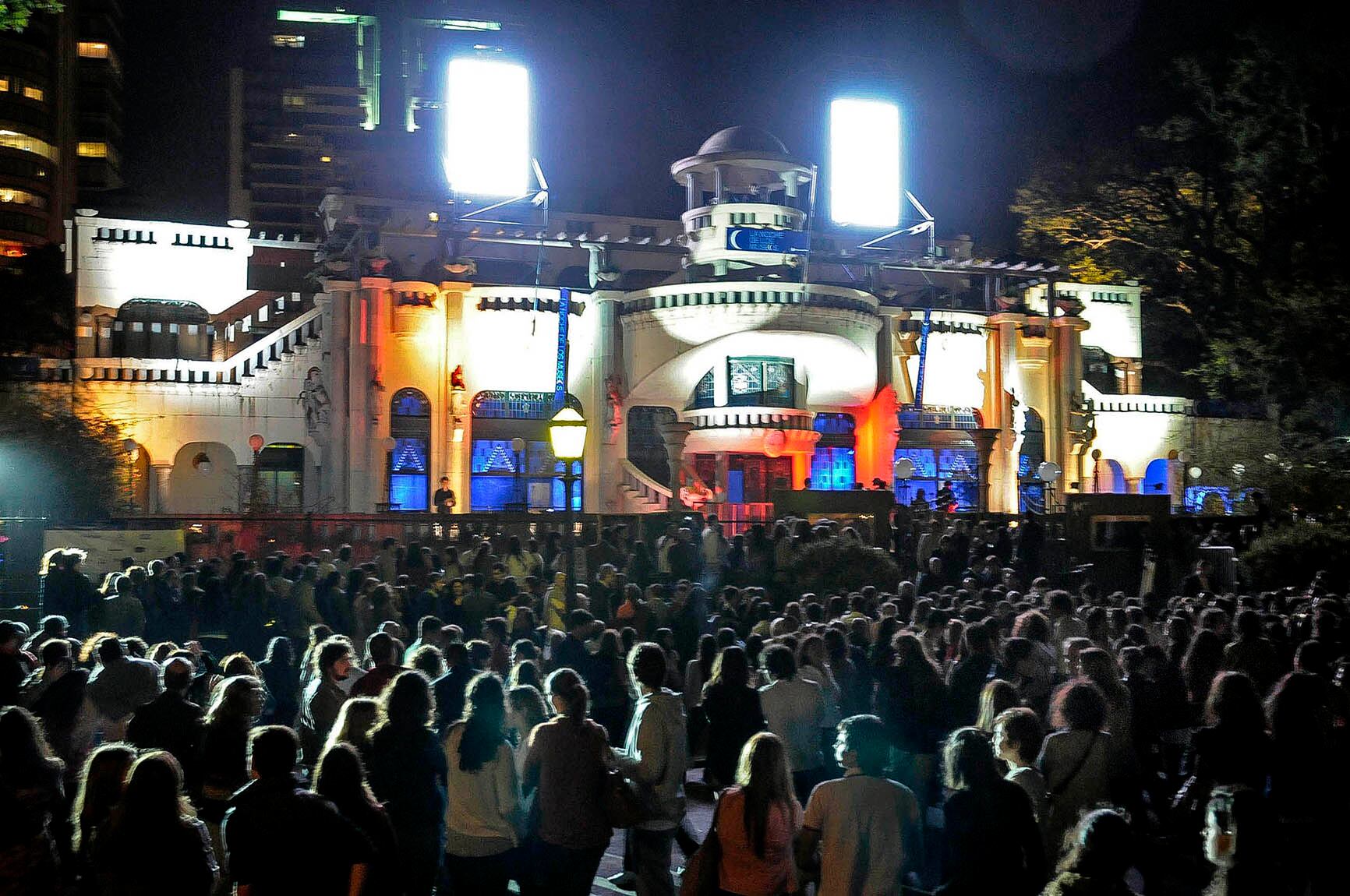 Las largas filas ayudan a ejercitar la paciencia en la Noche de los Museos.
