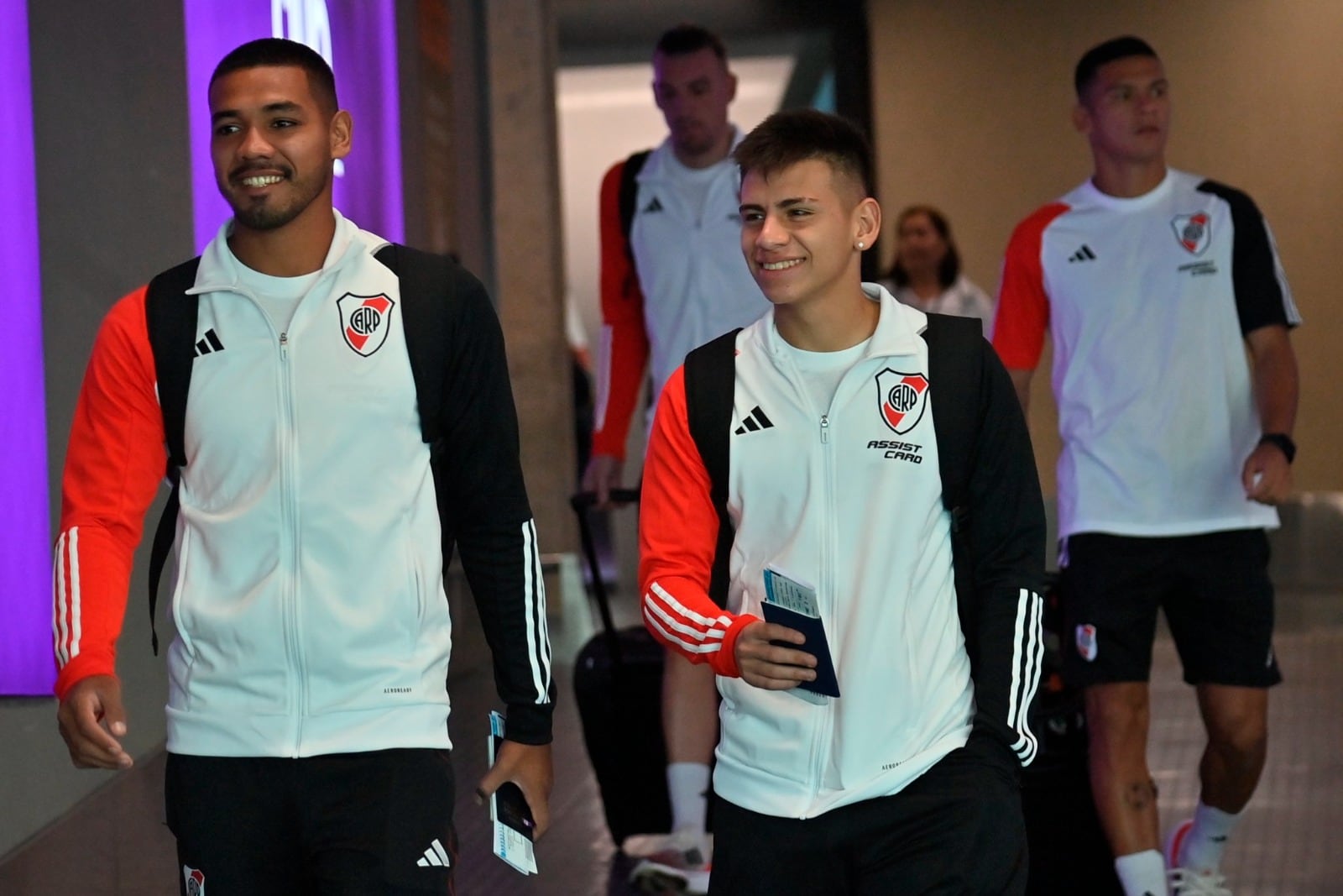 Echeverri se muestra contento con su pasaporte