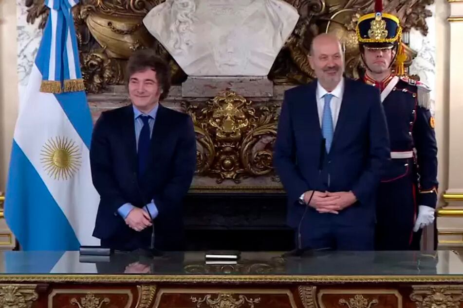 Presidente Javier Milei y ministro Federico Sturzenegger.