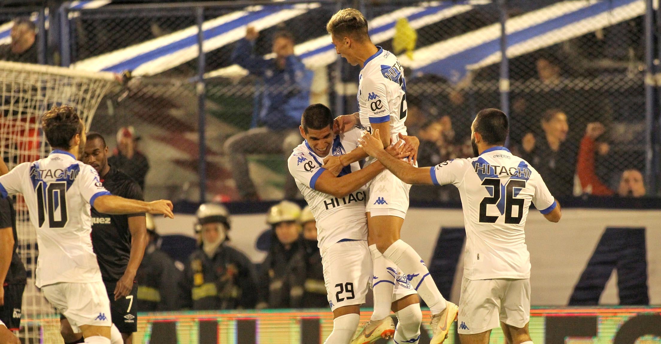 El peruano Abram festeja el primer gol de su equipo y de la Superliga.