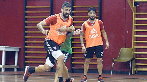 Pratto busca pasar con la pelota.