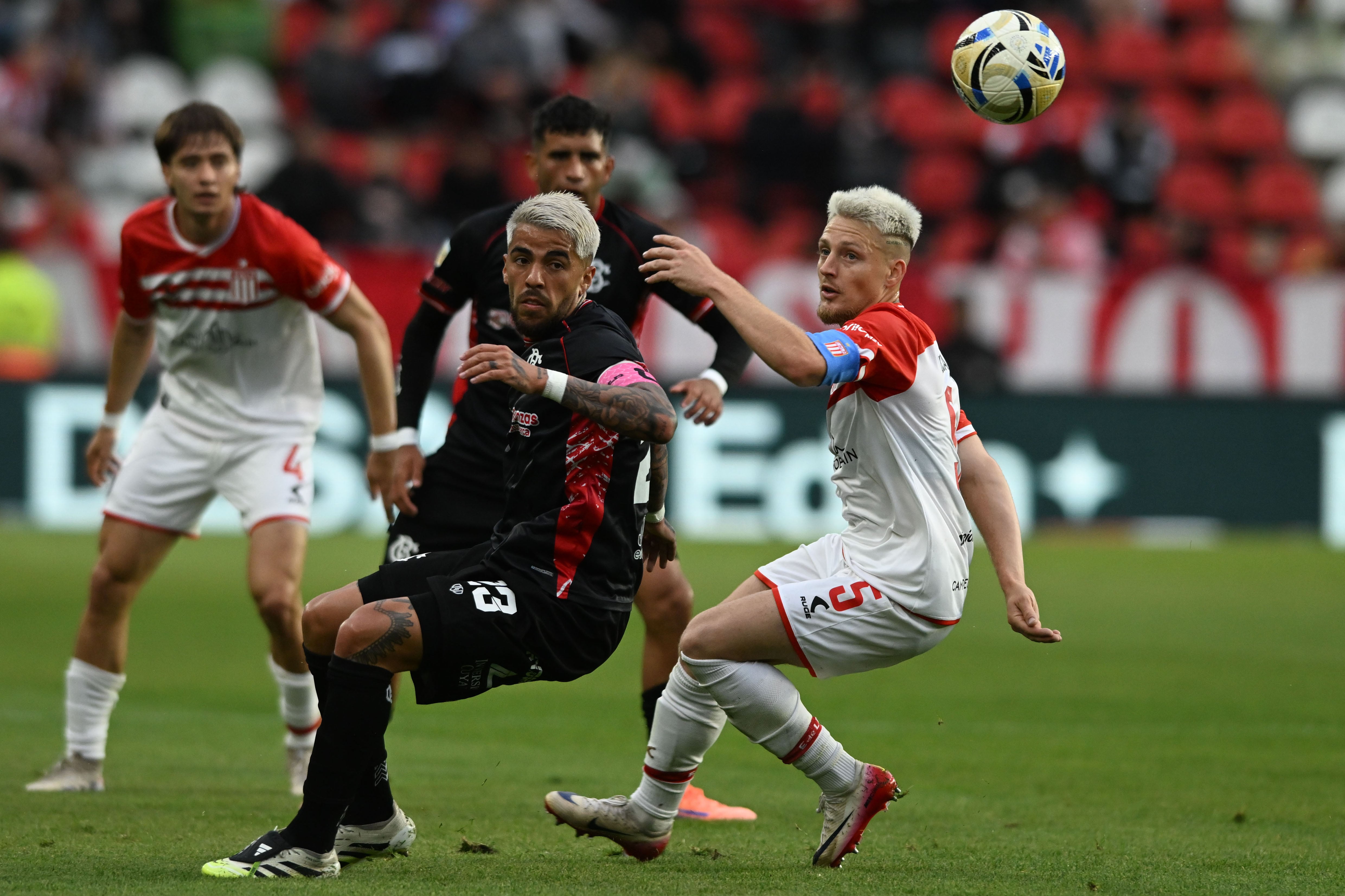 Estudiantes no pudo ganarle a Barracas y no pudo subirse a la cima